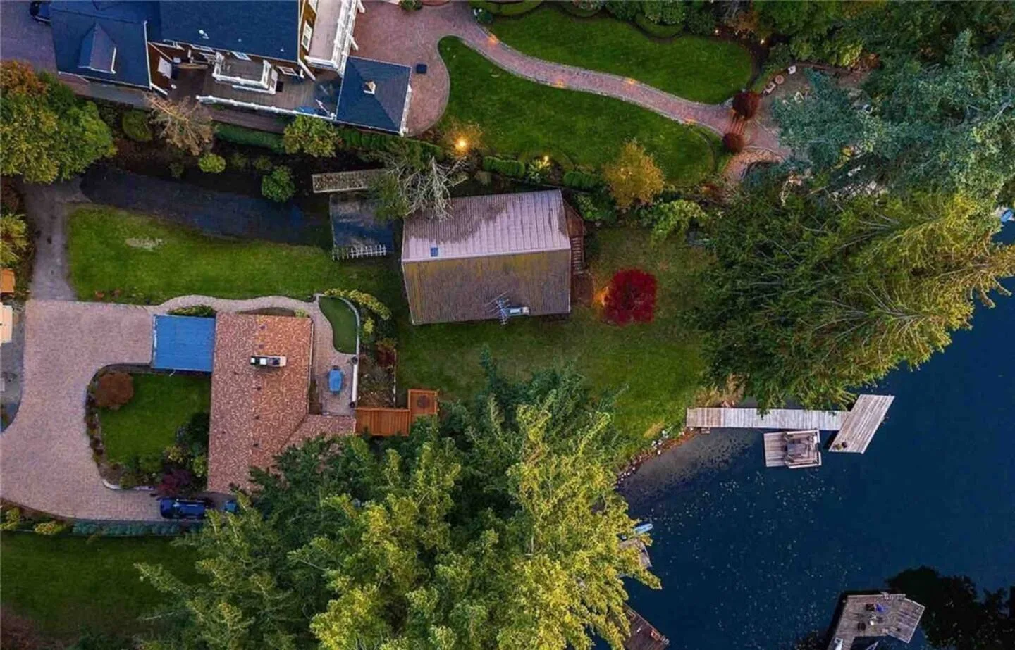 Waterfront Renovated Lakehouse 10