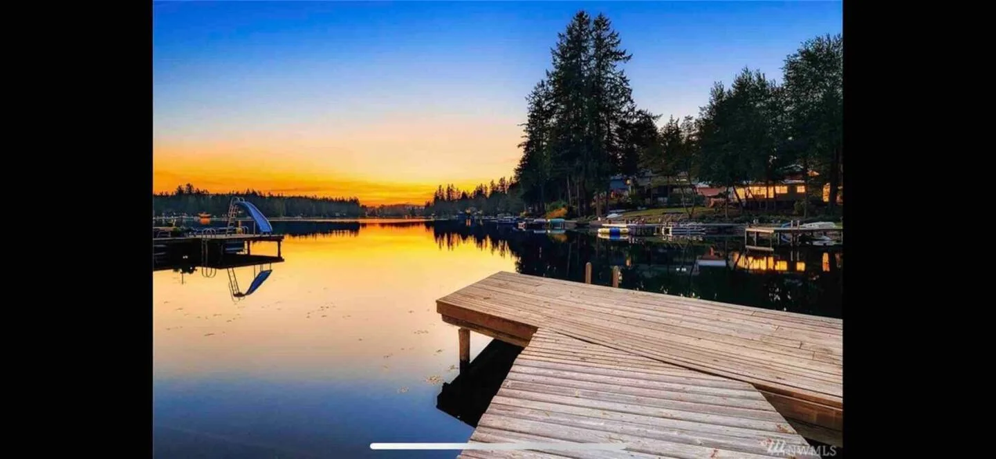 Waterfront Renovated Lakehouse 12
