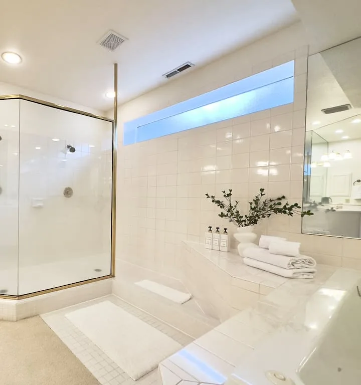 Beautiful large dual shower and master bath soaking tub